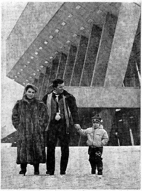 Владимир Крикунов с семье у Дворца спорта_Прессбол.jpg Владимир Крикунов с семье у Дворца спорта_Прессбол.jpg