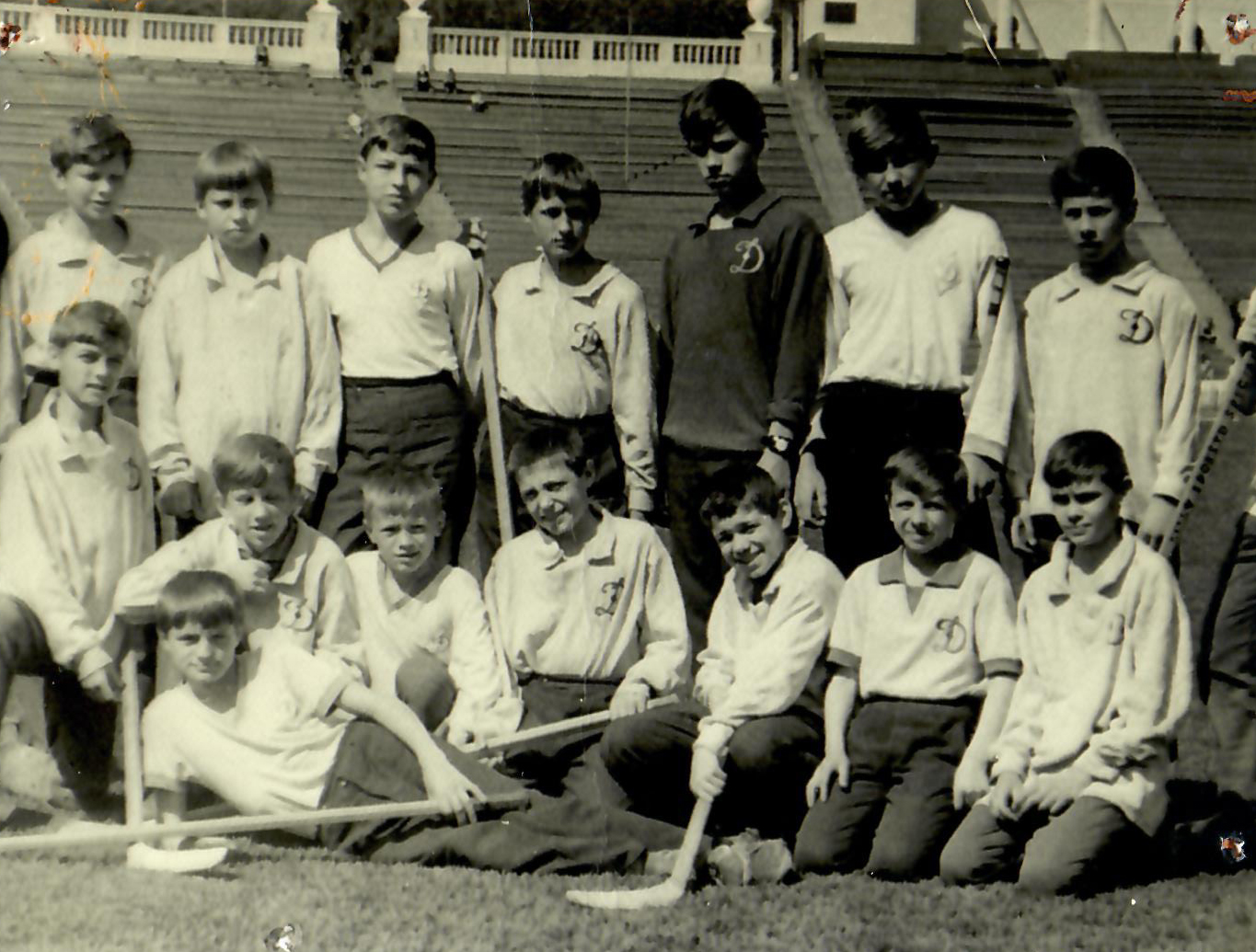 Виктор Клименков (второй справа в верхнем ряду).jpg