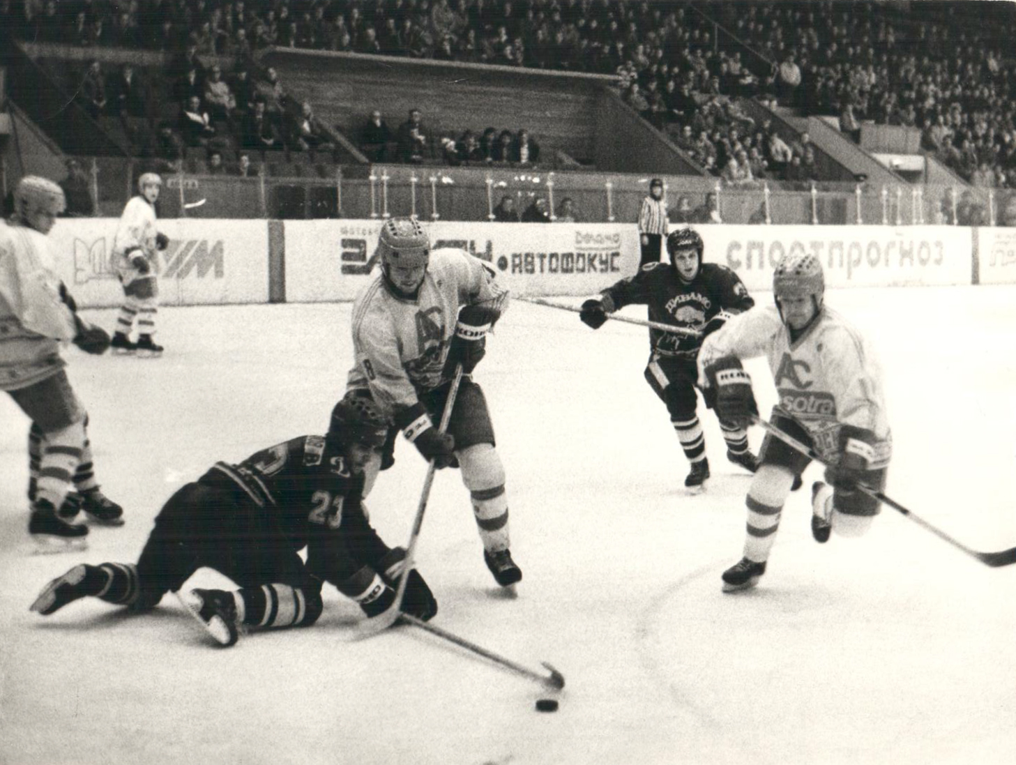 Владимир Цыплаков и Андрей Расолько в матче Динамо-Минск - Автомобилист_01.10.1989.jpg