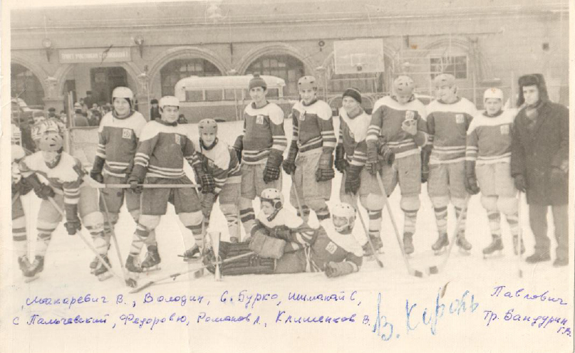 После победы над рижанами в 1971 году. Владимир Король - второй справа с призом лучшему бомбардиру.jpg После победы над рижанами в 1971 году. Владимир Король - второй справа с призом лучшему бомбардиру.jpg