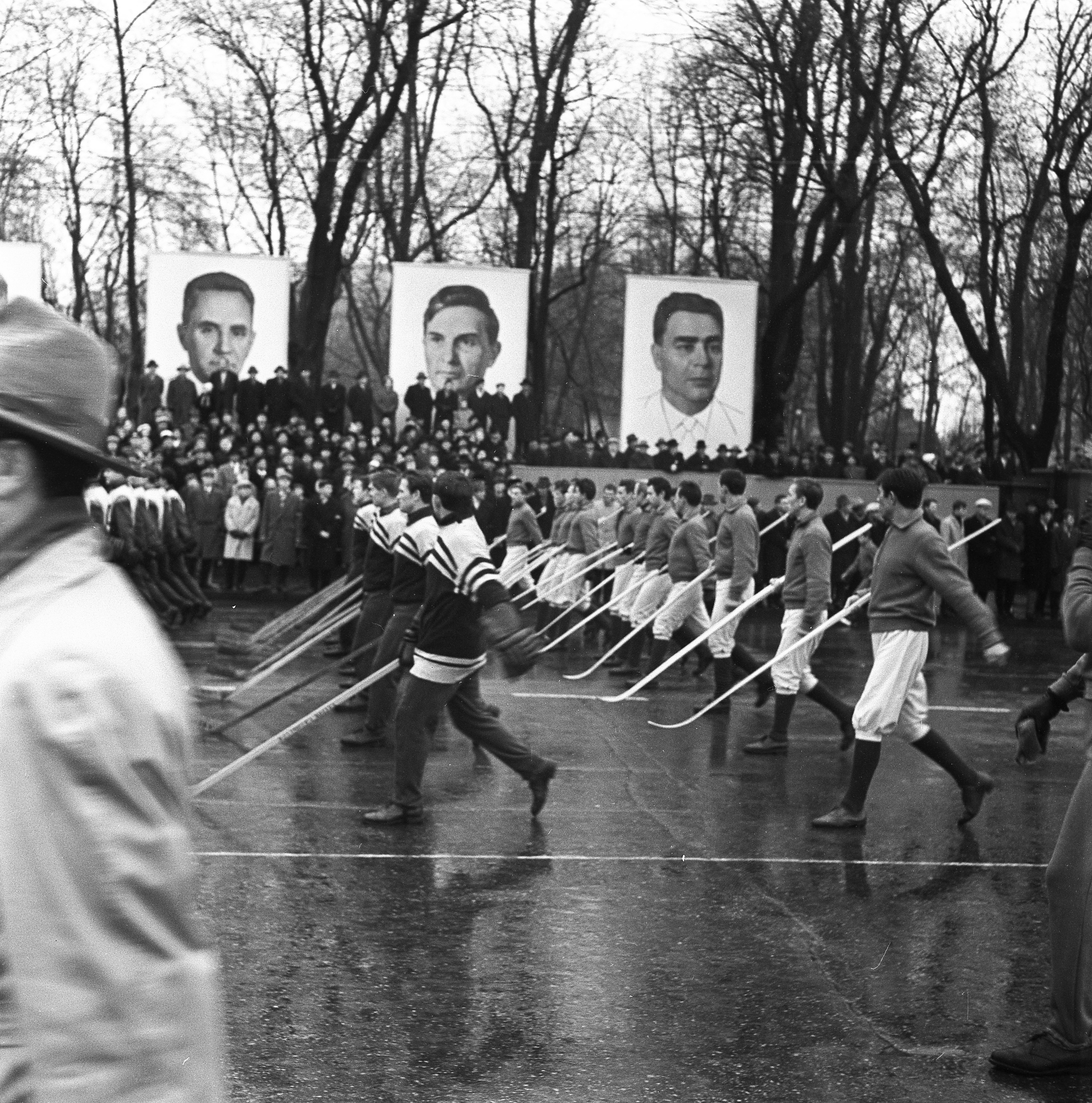 1963. Колонна хоккеистов.jpg