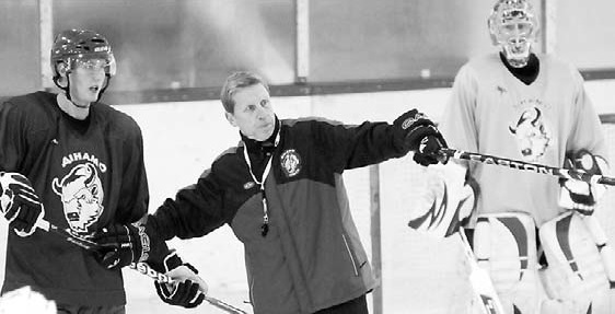 Юсси Макконен Глен Хэнлон и Андрей Мезин_Прессбол_2009-10.jpg